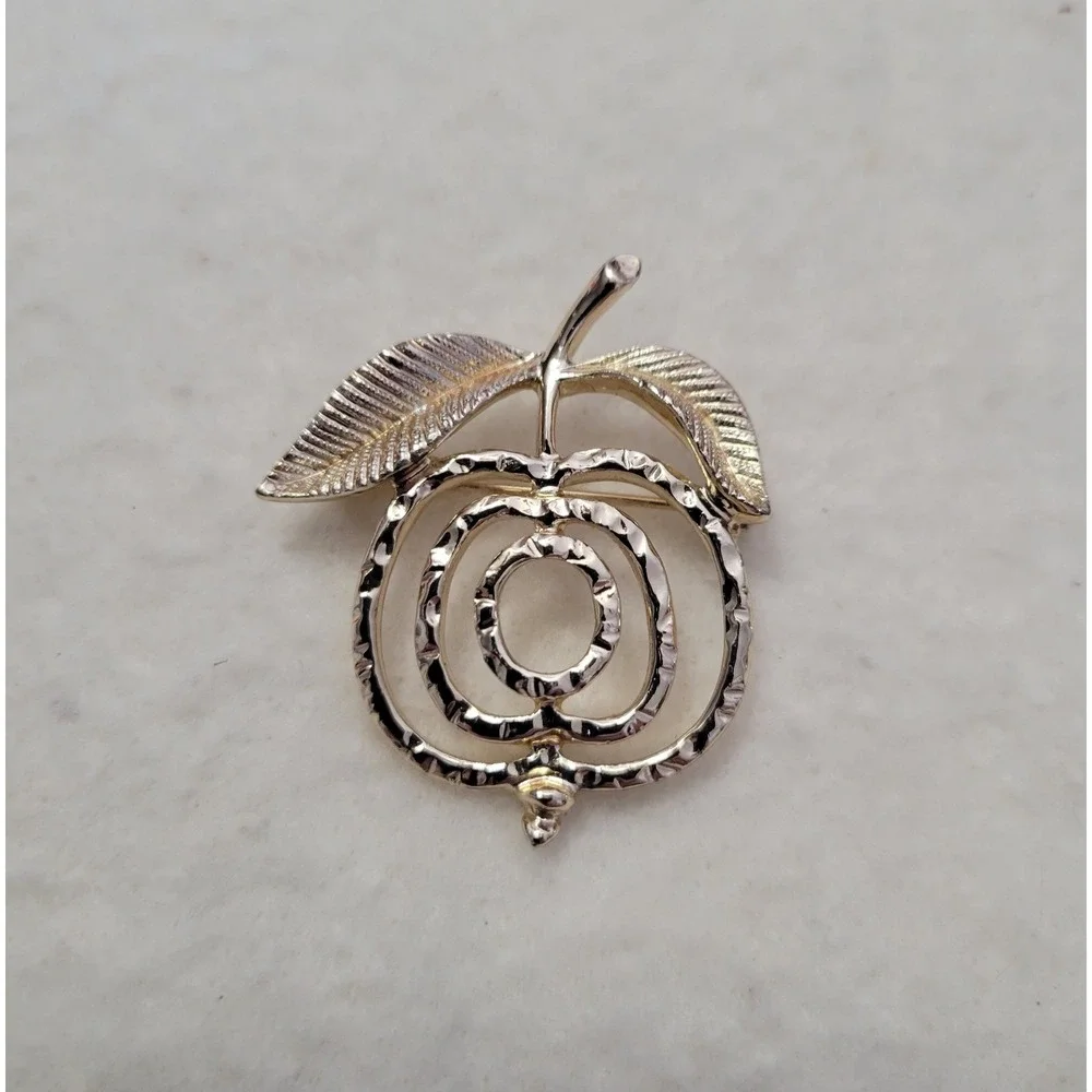 Vintage SARAH COVENTRY Signed Gold Tone Apple Fruit Food Teacher Brooch Pin 1.5